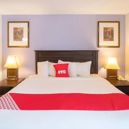 Готель Oyo Townhouse Houston Airport North Екстер'єр фото