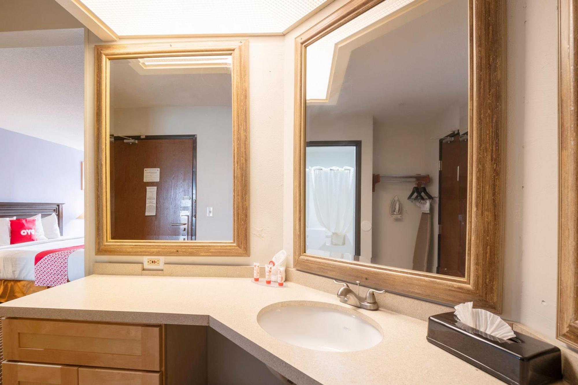 Готель Oyo Townhouse Houston Airport North Екстер'єр фото