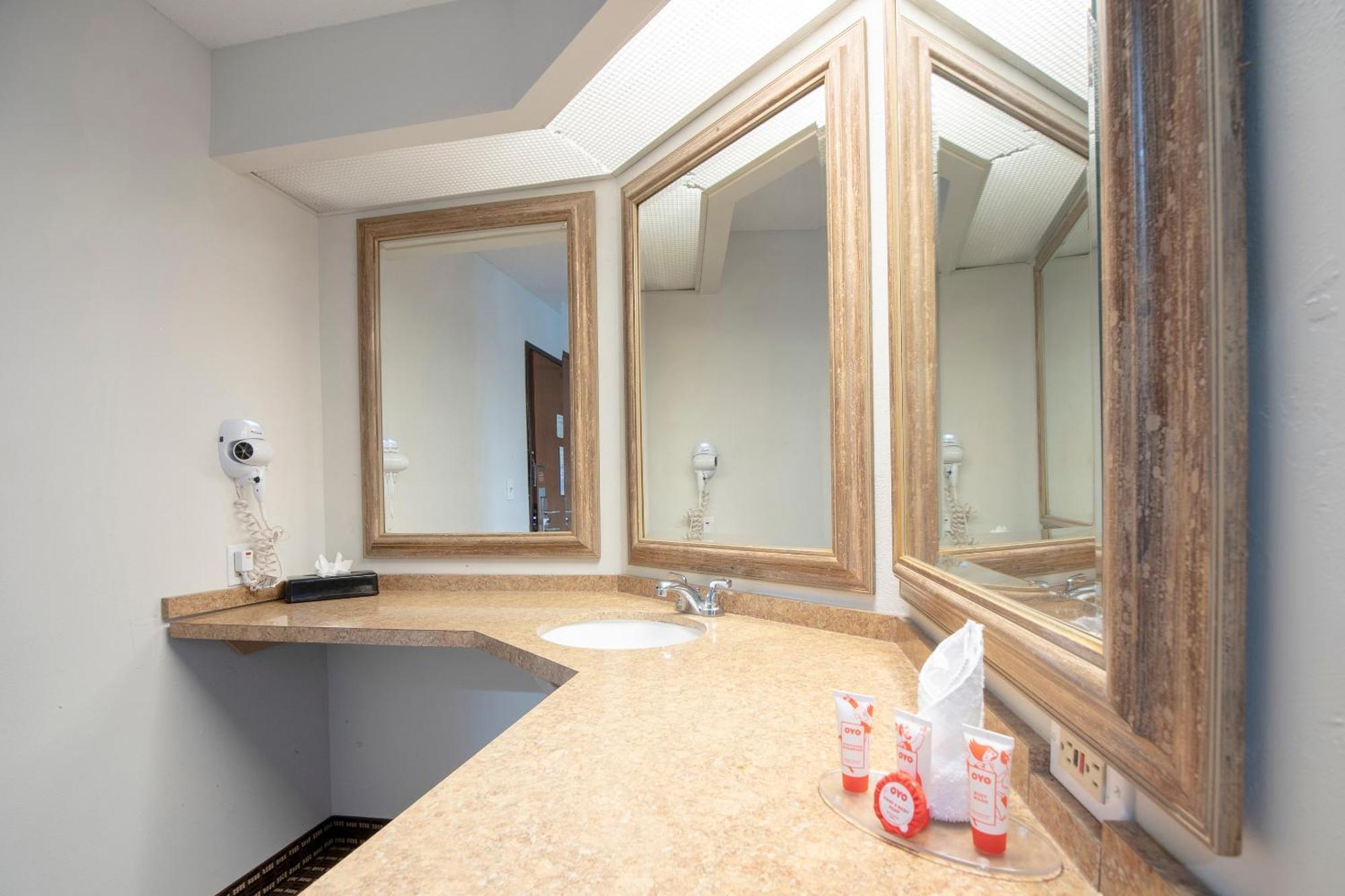 Готель Oyo Townhouse Houston Airport North Екстер'єр фото