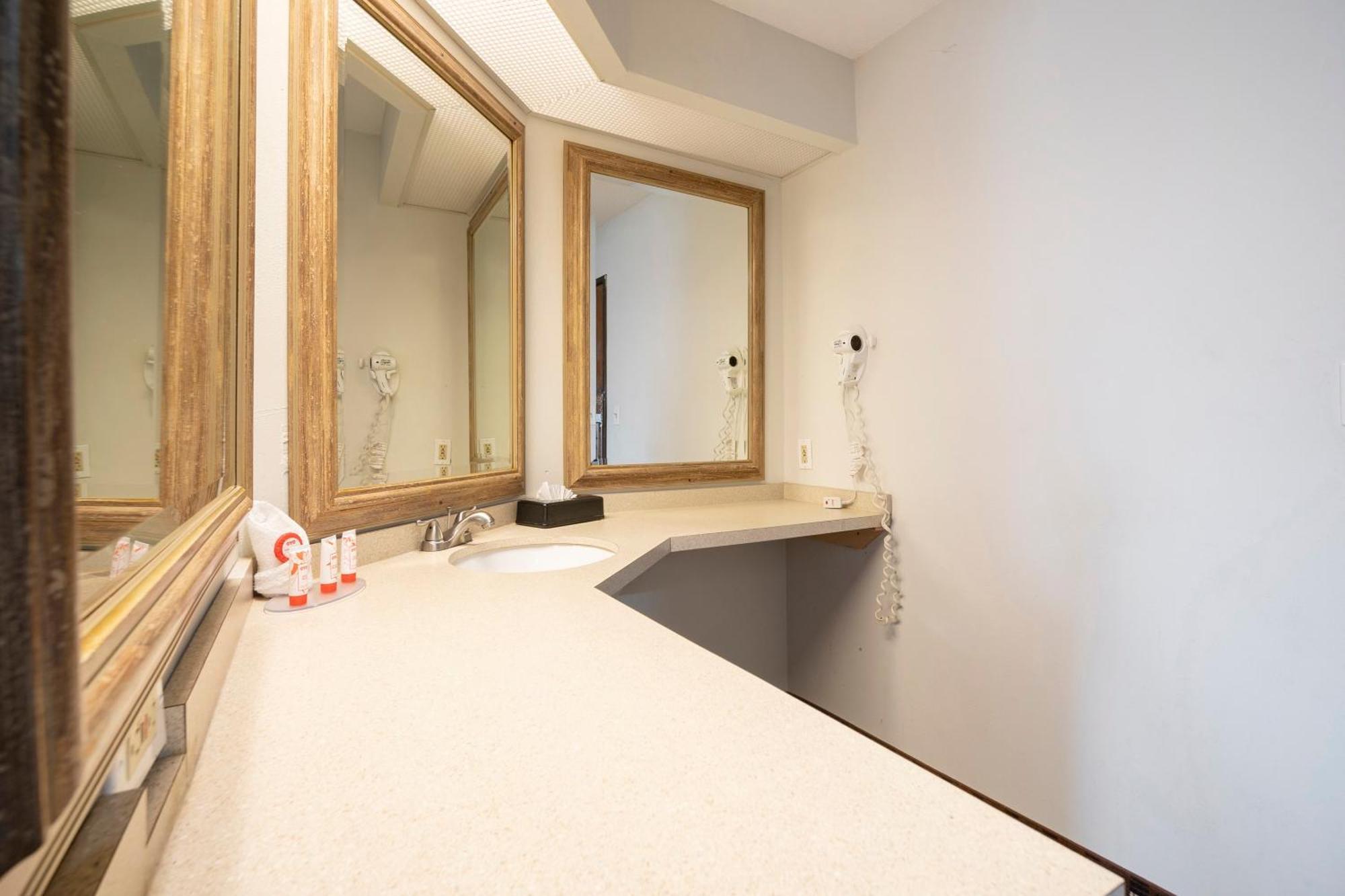 Готель Oyo Townhouse Houston Airport North Екстер'єр фото