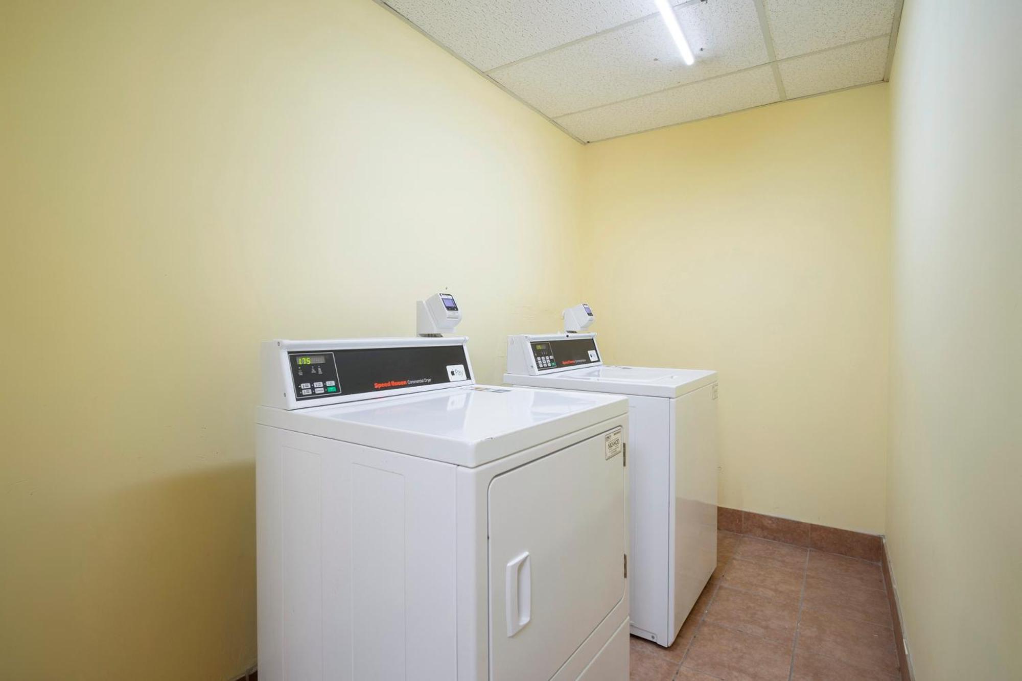 Готель Oyo Townhouse Houston Airport North Екстер'єр фото