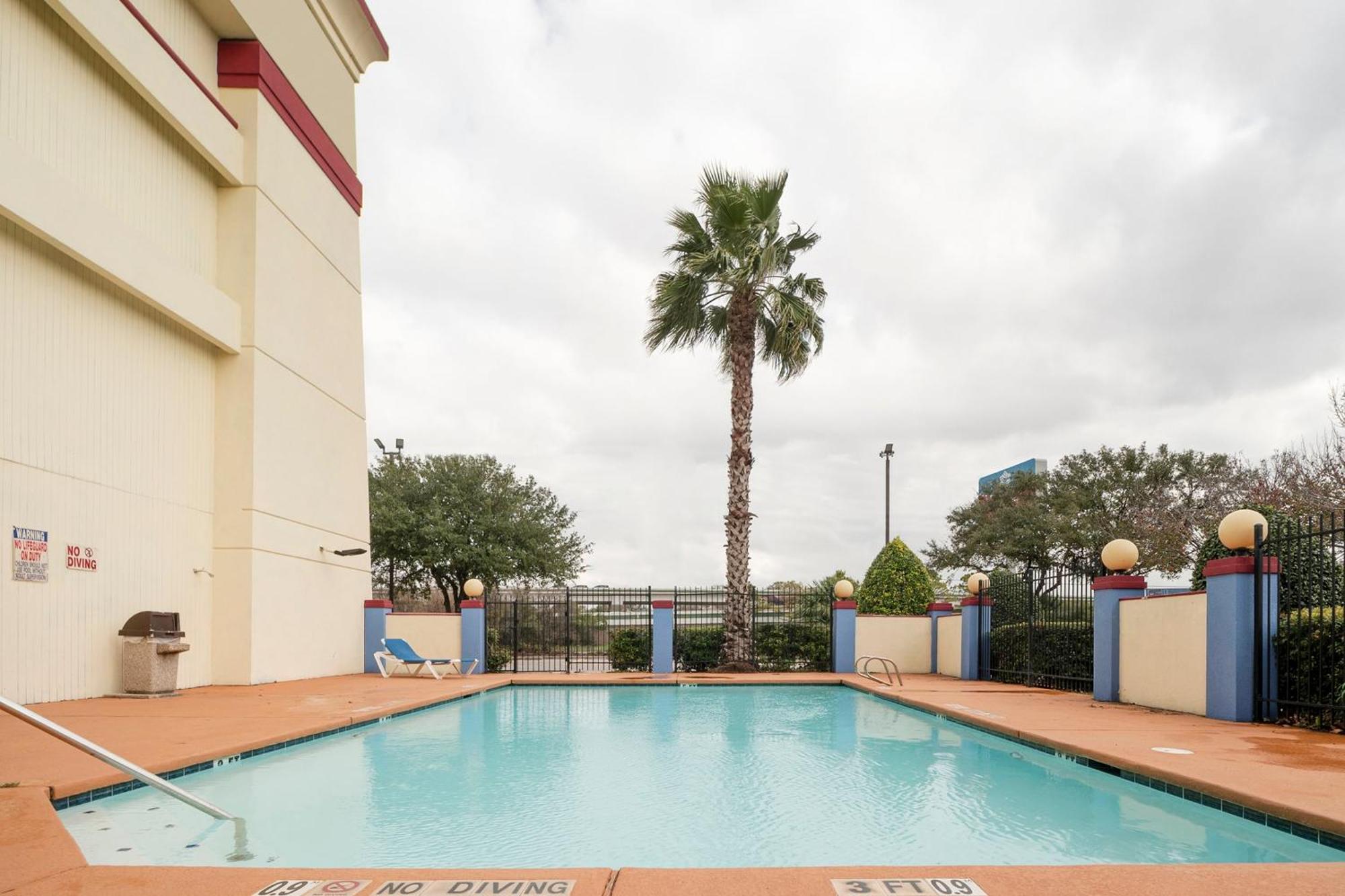 Готель Oyo Townhouse Houston Airport North Екстер'єр фото